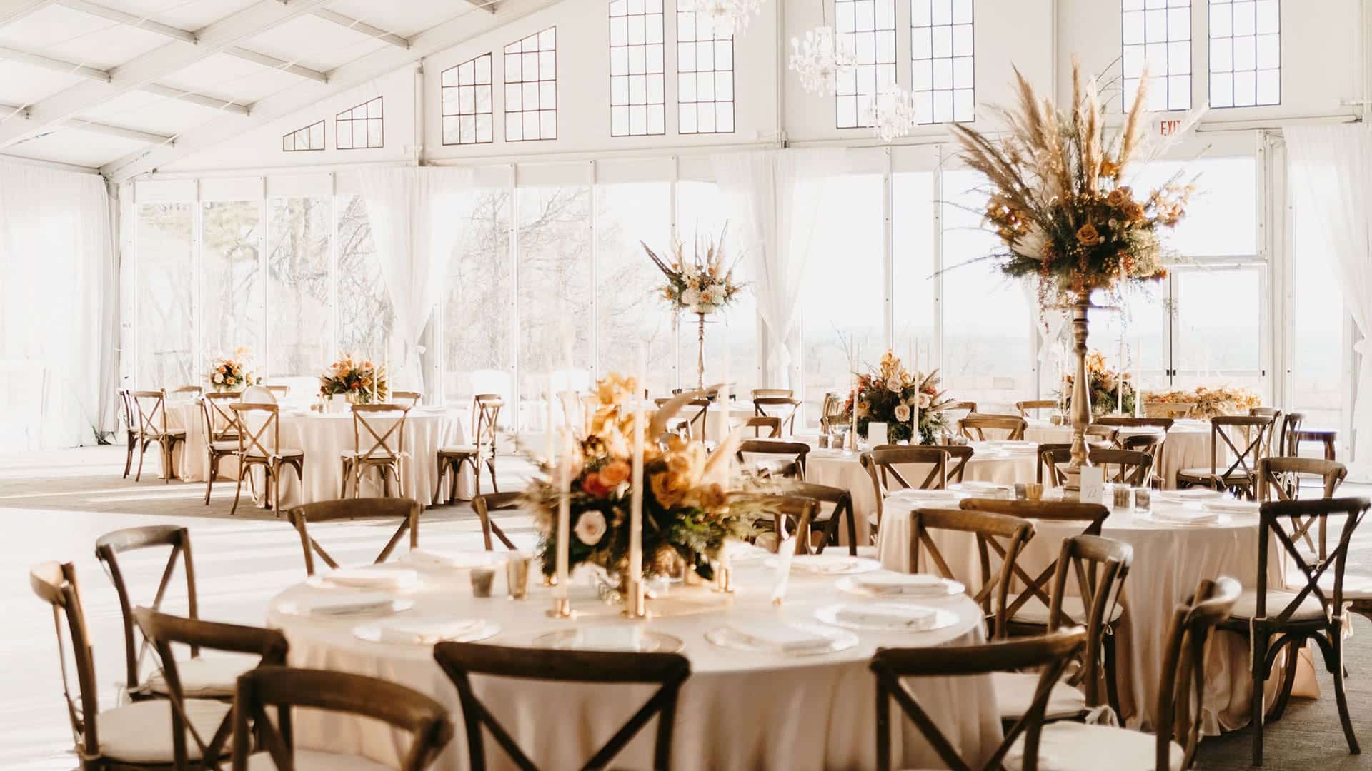 a room filled with lots of tables and chairs